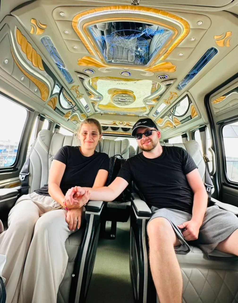 ลูกค้าถ่ายรูปหน้ารถตู้ VIP ก่อนออกเดินทาง