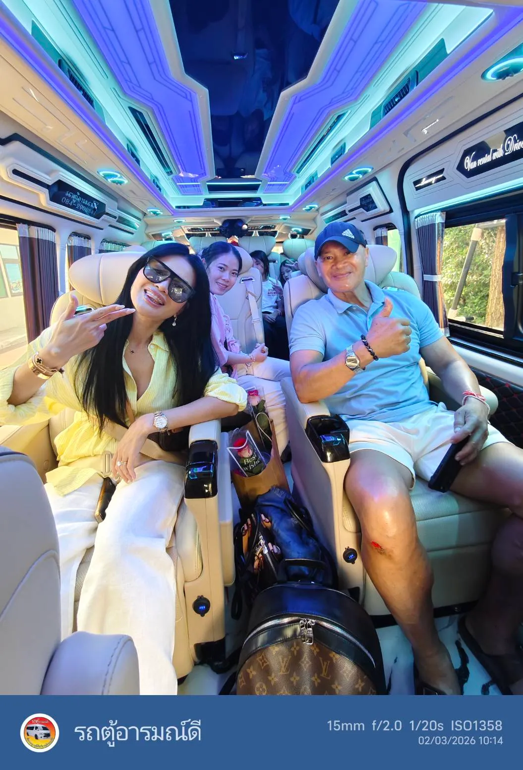 รถตู้จอดหน้าโรงแรม พร้อมรับลูกค้า