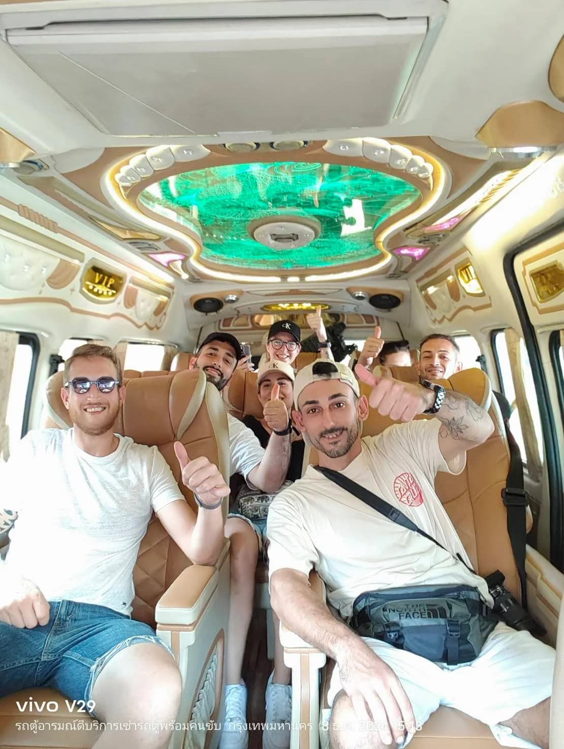 เดินทางกลุ่มเพื่อน สนุกสนานตลอดทาง